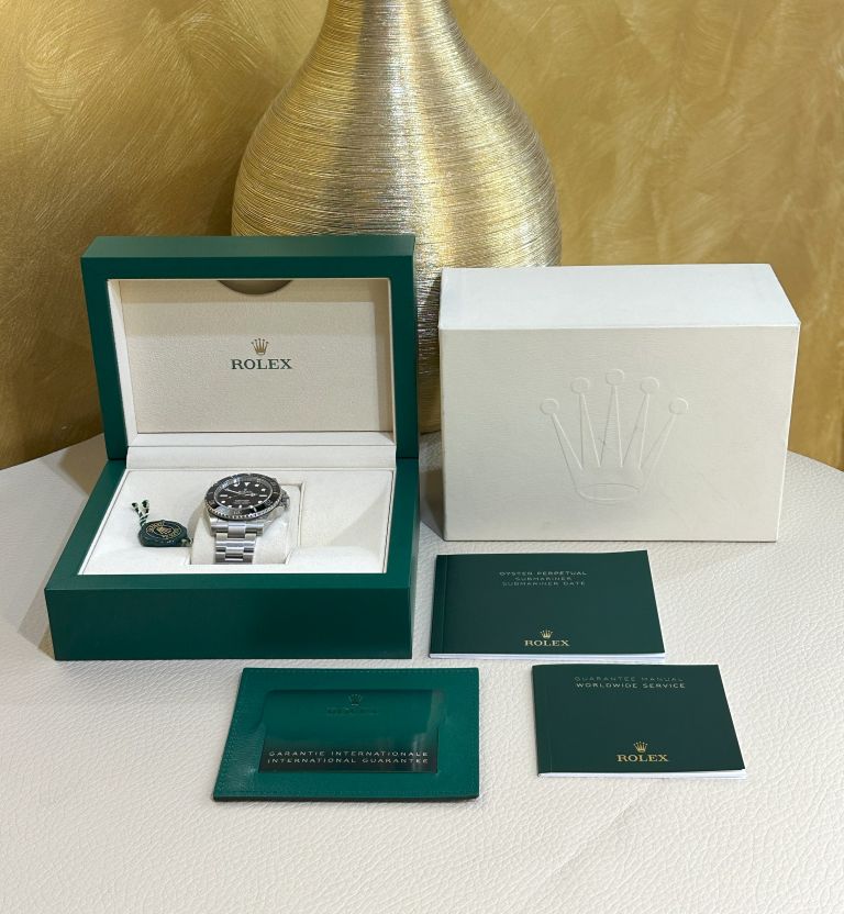 Rolex submariner Nodate 124060 del 2021