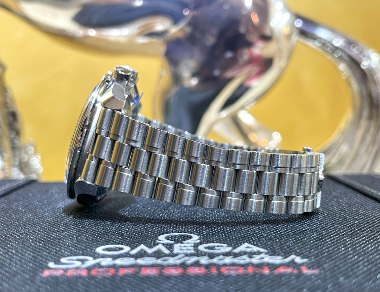 Omega speedmaster Moonwatch NEW 2023