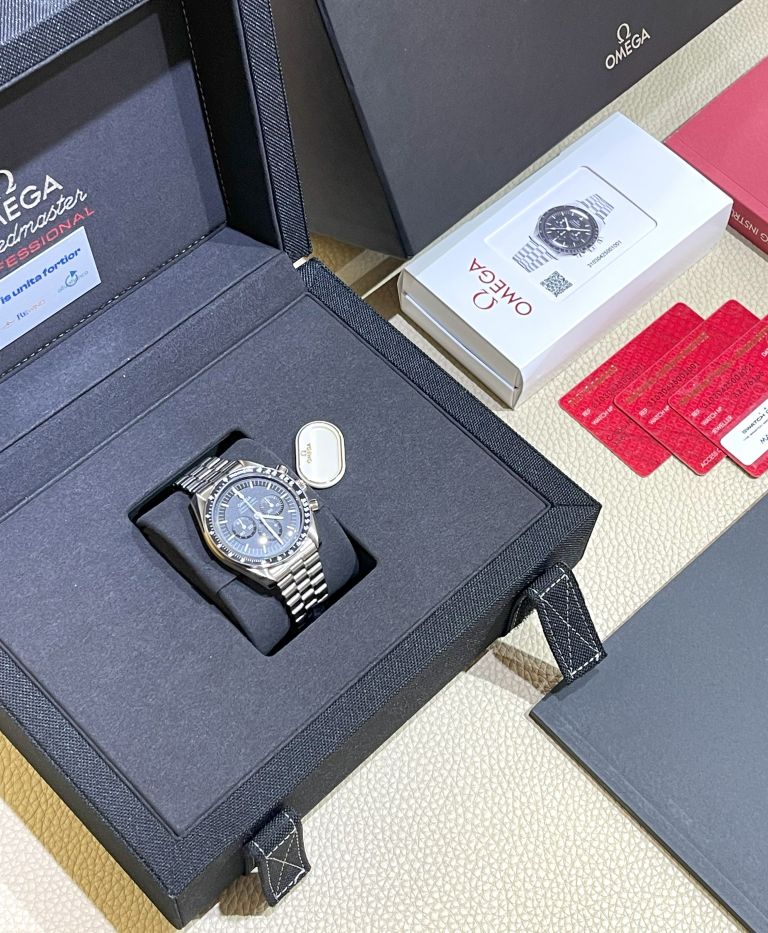 Omega speedmaster Moonwatch NEW 2023